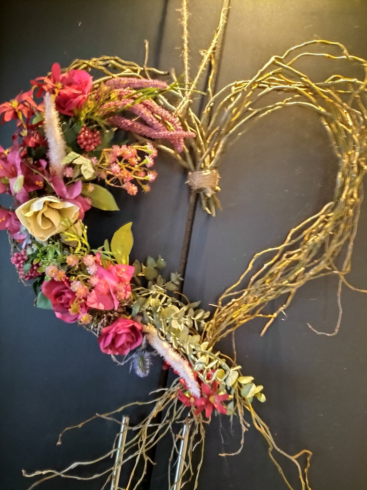 Wilgenhart met kunstbloemen