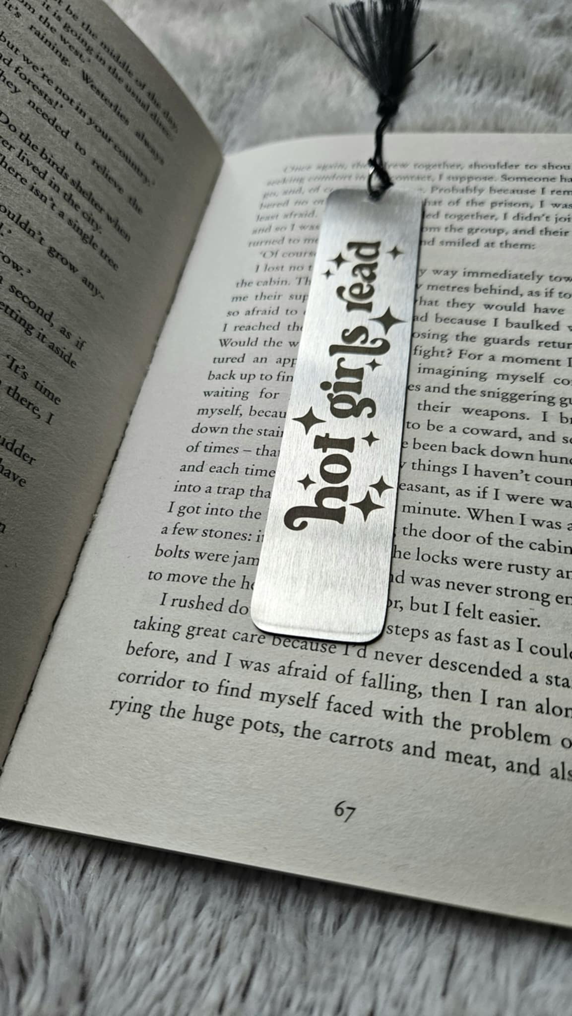 Metalen bladwijzer met tekst " hot girls read"