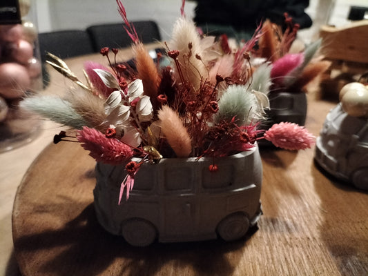 VW busje, gevuld met droogbloemen.