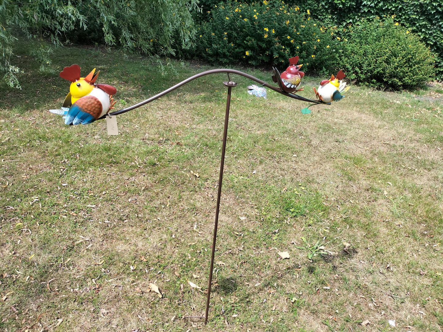 Tuinsteker met gekleurde kipjes.