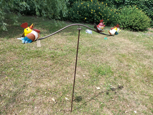 Tuinsteker met gekleurde kipjes.