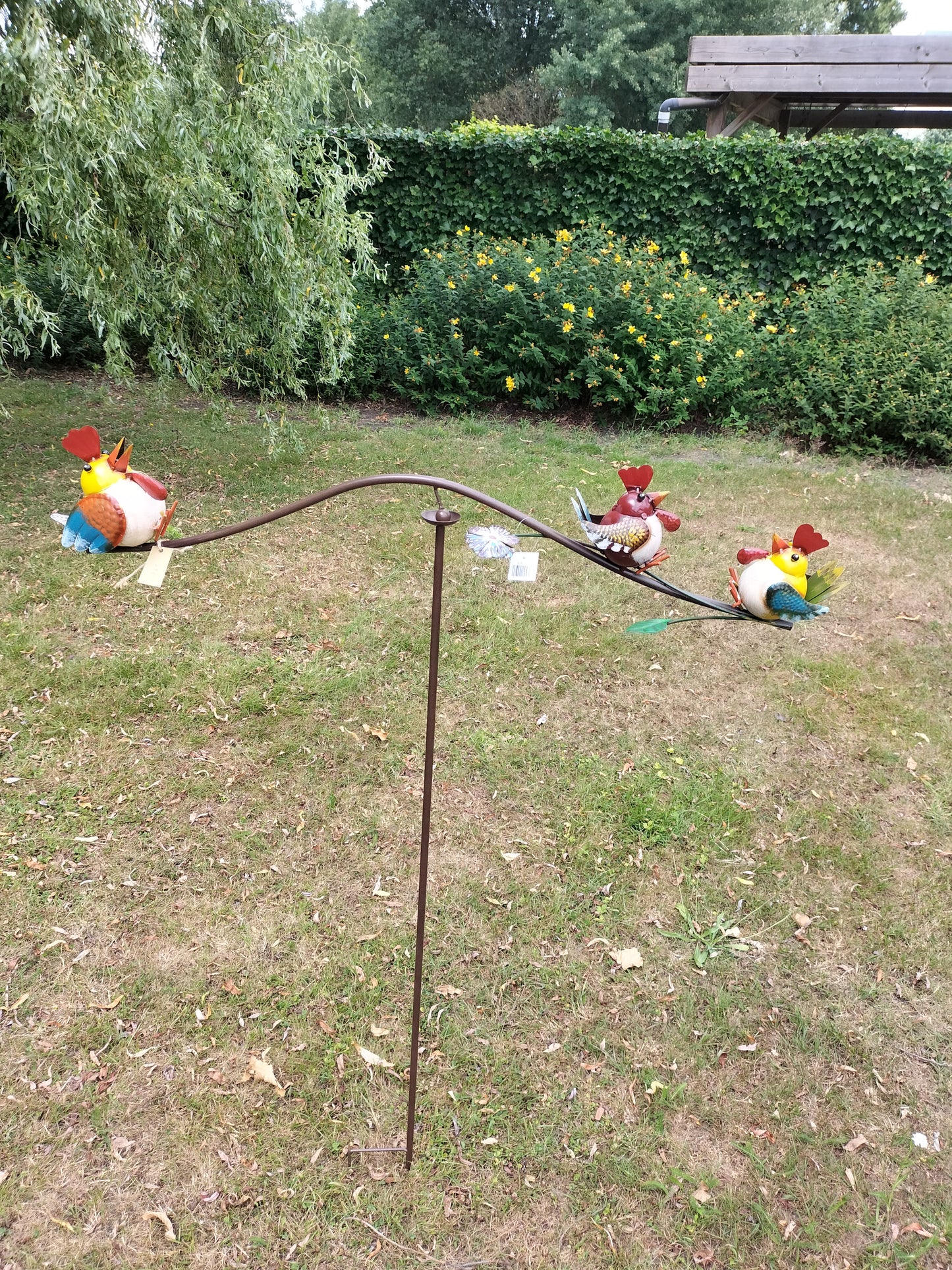 Tuinsteker met gekleurde kipjes.