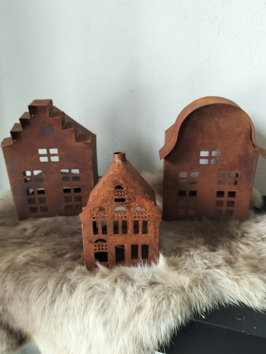 Set van 3 roestige huisjes