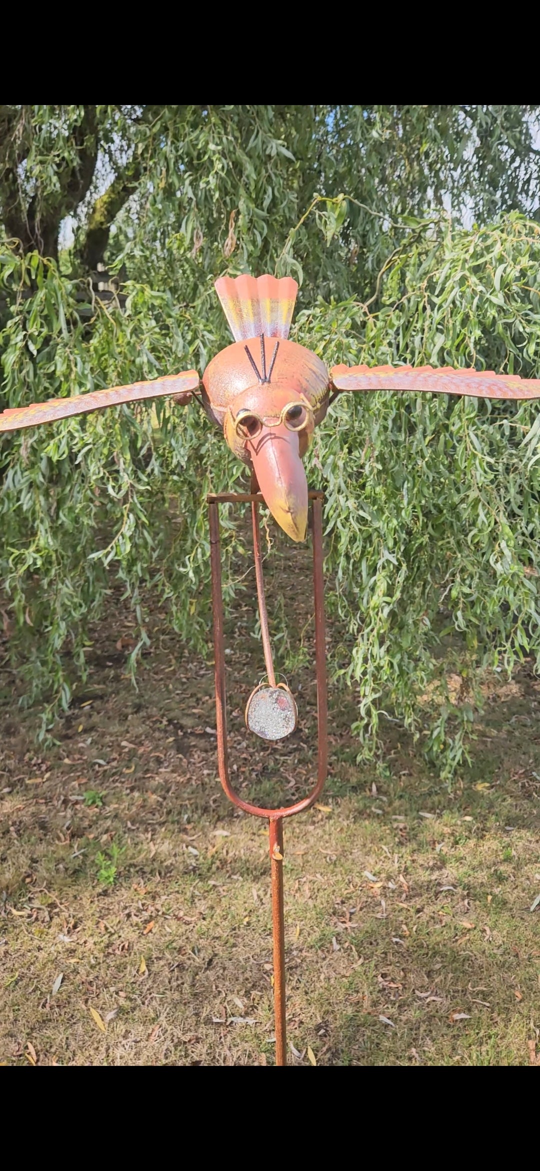 Majestueuze raaf tuinsteker met bewegende vleugels.